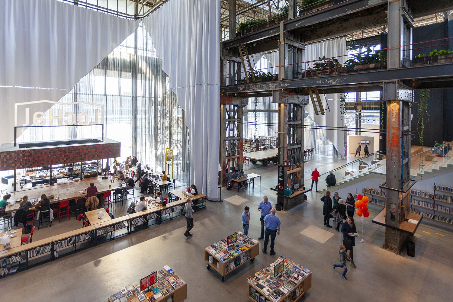 LocHal Bibliotheek, Tilburg. Ontworpen door Civic Architects, Braaksma & Roos en Inside-Outside