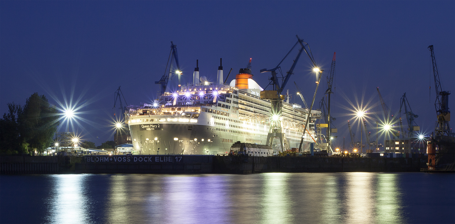 Queen Mary 2 in droogdock, Hamburg